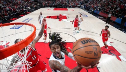  莫兰特禁赛归来率队击败开拓者  