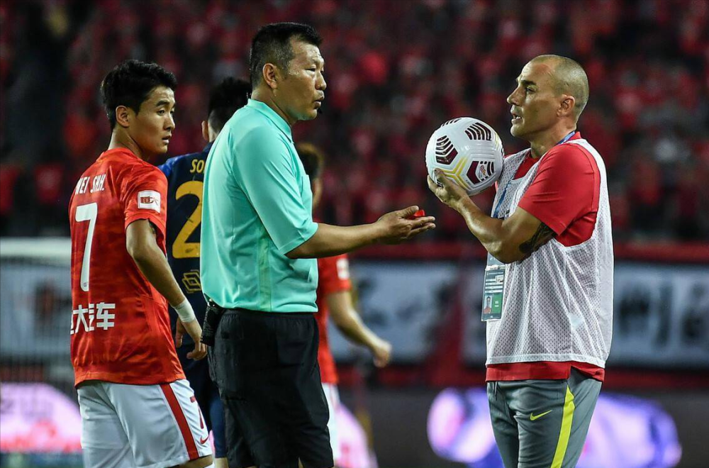  法兰克福主教练赛后批评裁判判罚引发争议  